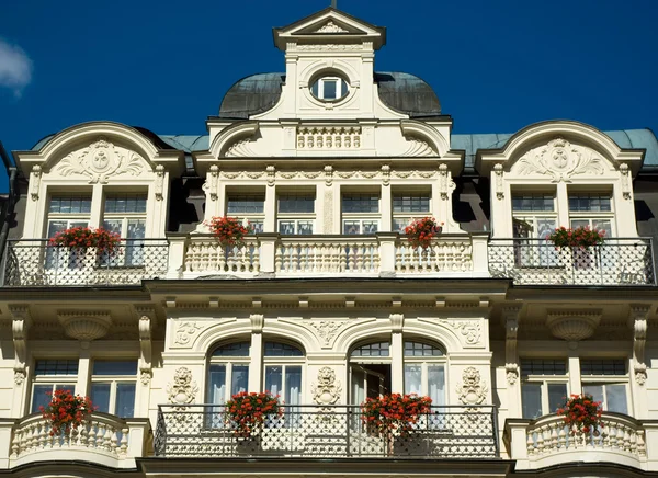 Karlovy Vary fachada del hotel — Foto de Stock