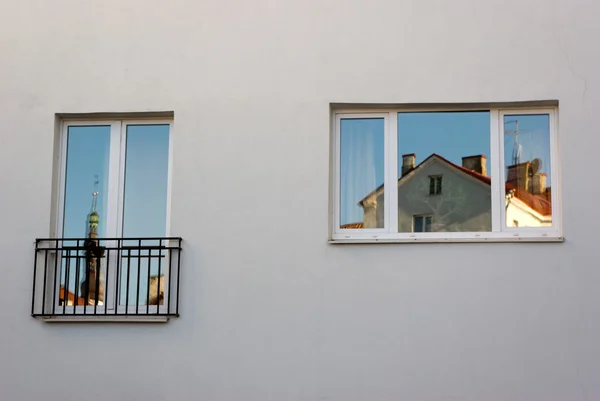 Отражения в окнах — стоковое фото
