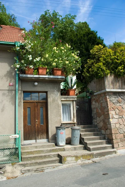 Ένα σπίτι κατοίκισης είσοδο σε karlstein Εικόνα Αρχείου