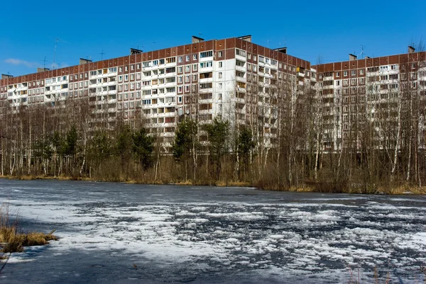 Apartamento casa na margem do rio — Fotografia de Stock