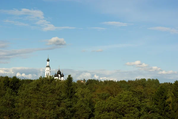 Igreja ortodoxa russa no horizonte — Fotografia de Stock