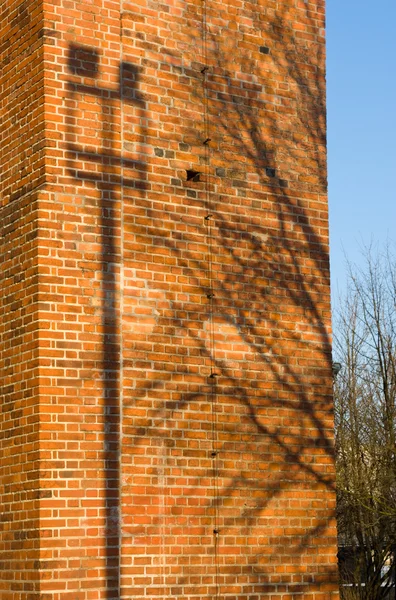 Lâmpada de rua na sombra da árvore na parede de tijolo — Fotografia de Stock