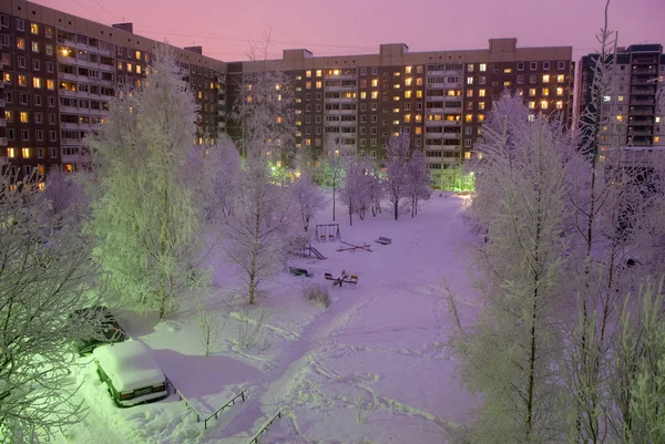 Wieczorem pokryte śniegiem stoczni w obiektach budownictwa mieszkaniowego — Zdjęcie stockowe
