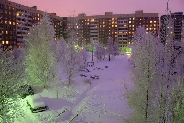 Evening jardim coberto de neve em residencial Fotos De Bancos De Imagens Sem Royalties