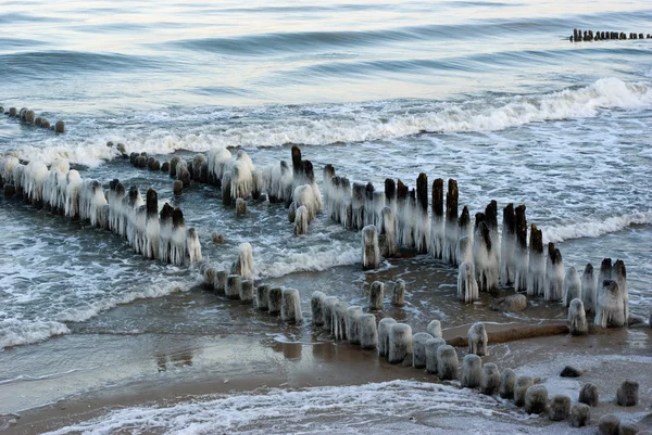 Buz kaplı dalgakıranlar — Stok fotoğraf