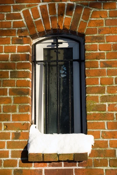 Окно лютеранской церкви — стоковое фото