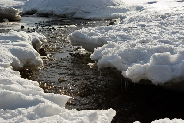 Kar üzerinden akışı — Stok fotoğraf