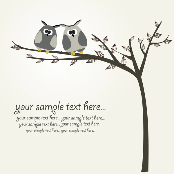 Сірі сови на дереві . — стоковий вектор