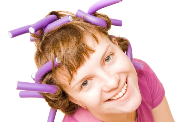 Menina bonita nova com encrespadores de cabelo — Fotografia de Stock