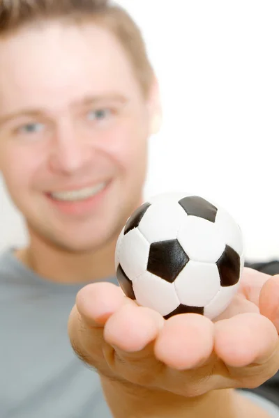 Jogador de futebol segurando uma pequena bola — Fotografia de Stock