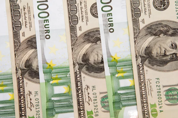 100 euro en dollar sedlar — Stockfoto