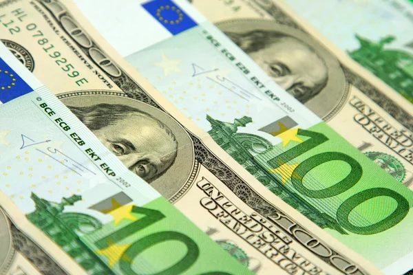 Notas de cem euros e dólares — Fotografia de Stock