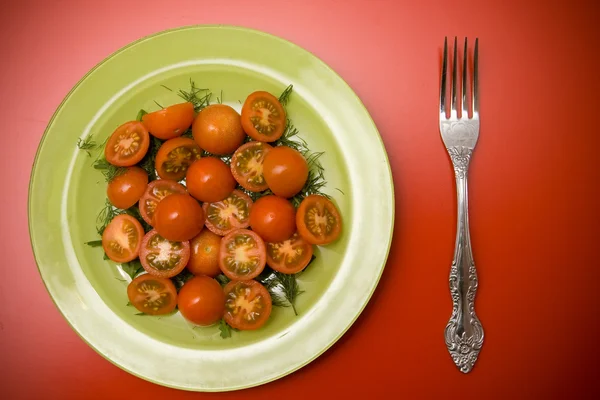 Salade avec tomates dans l'assiette — Photo