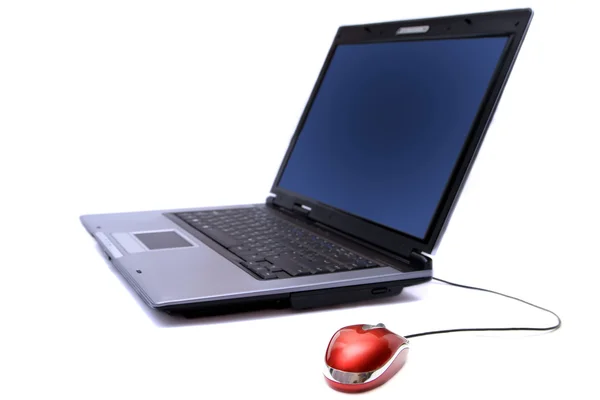 Ноутбук с компьютерной мышью — стоковое фото