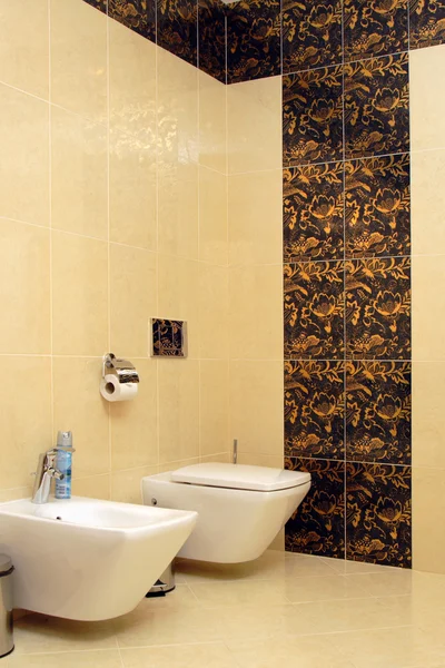 Luxe badkamer met toilet wastafel en bod — Stockfoto