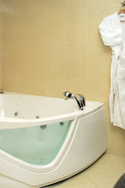 Fragment van badkuip en badjas — Stockfoto