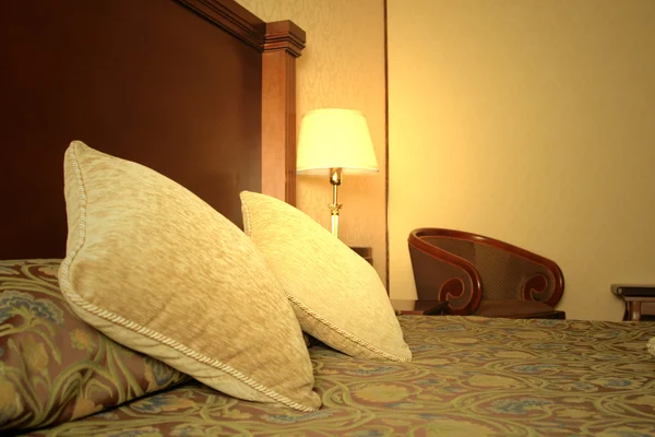 Lamp op de tabel in de buurt van het bed — Stockfoto