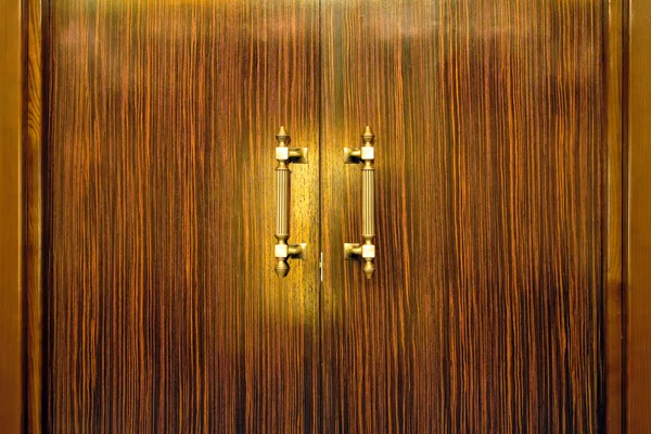 Manija de la puerta en las puertas de madera — Foto de Stock