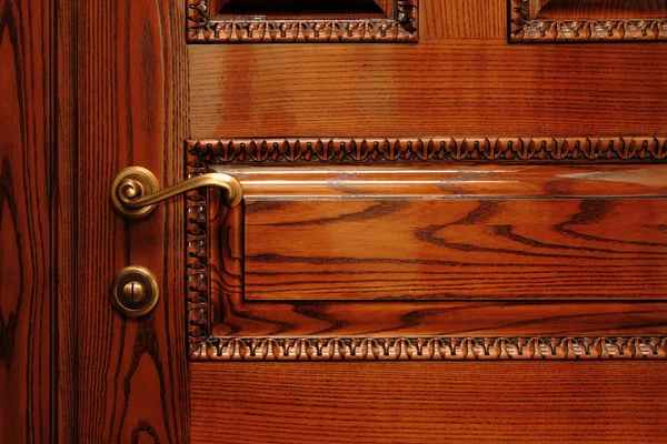 Дверная ручка на деревянной двери — стоковое фото