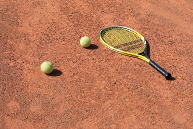 Tenis-raketi iki topları ile