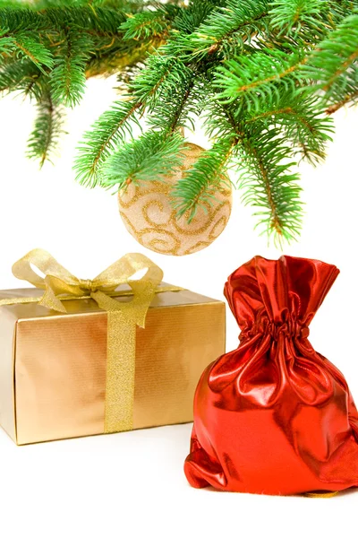 Красный мешок с рождественскими подарками — стоковое фото