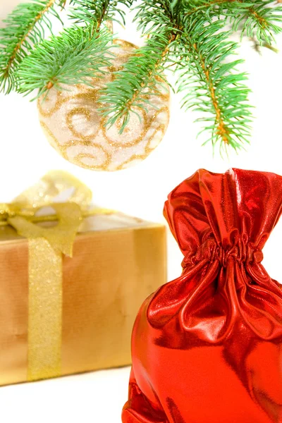 Saco vermelho com os presentes de Natal — Fotografia de Stock