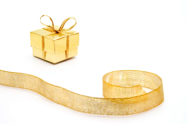 Caixa de presente de ouro com a fita — Fotografia de Stock