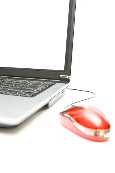 Серебряный ноутбук с компьютерной мышью — стоковое фото