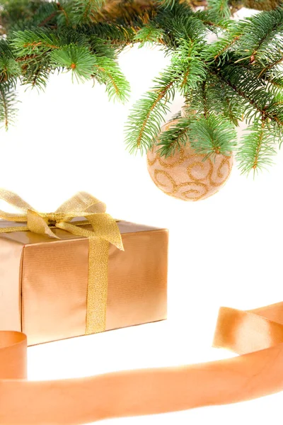 Рождественский подарок под елкой — стоковое фото
