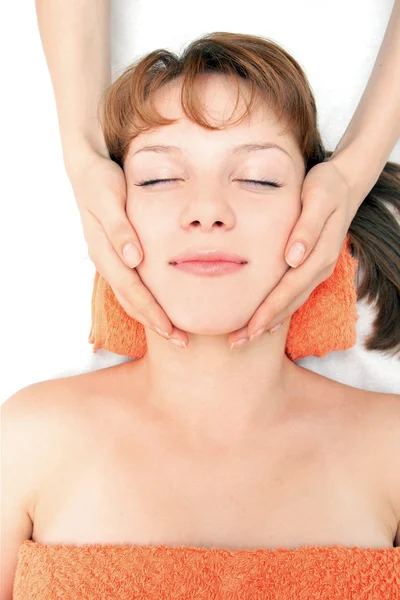 Händer massera kvinnliga ansikte på spa — Stockfoto