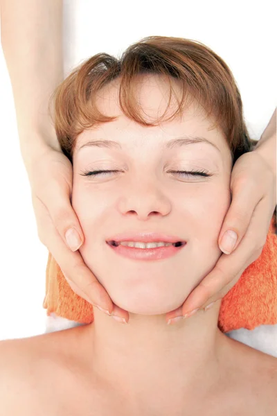Ręce masażu twarzy kobiet w spa — Zdjęcie stockowe