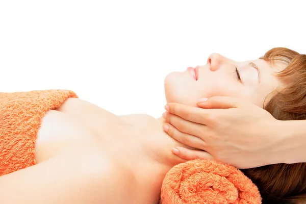 Giovane donna ottenere massaggio facciale — Foto Stock