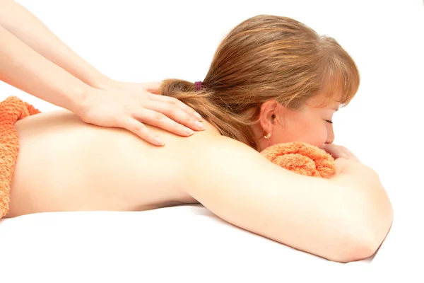 Молодая женщина получает массаж спины — стоковое фото