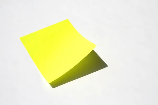 Gelber Zettel an der Betonwand — Stockfoto