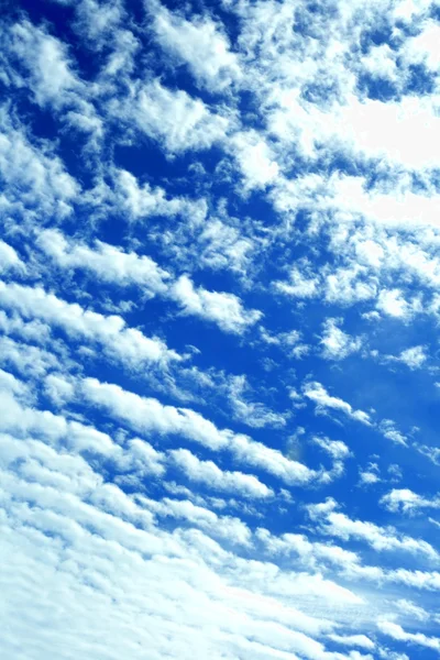 Bel cielo nuvoloso a strisce — Foto Stock