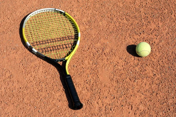 Raquette de tennis avec deux balles — Photo