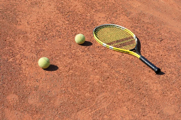 Tennisracket met twee ballen — Stockfoto