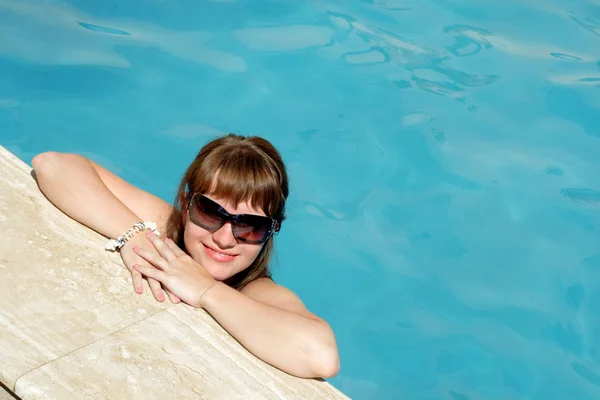 Hezká dívka, plavání v bazénu — Stock fotografie