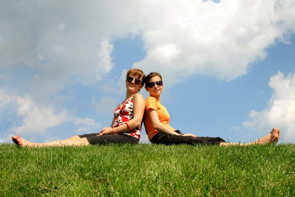 Friends sitting on the grass — Stock Photo, Image
