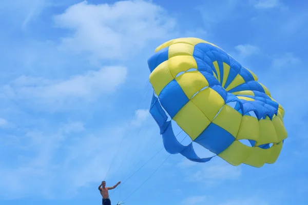 Человек с парашютом — стоковое фото