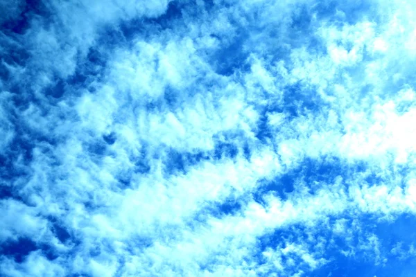 Vacker randig molnig himmel Stockbild