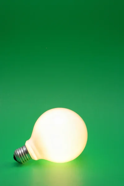グリーン上の電球 ロイヤリティフリーのストック写真
