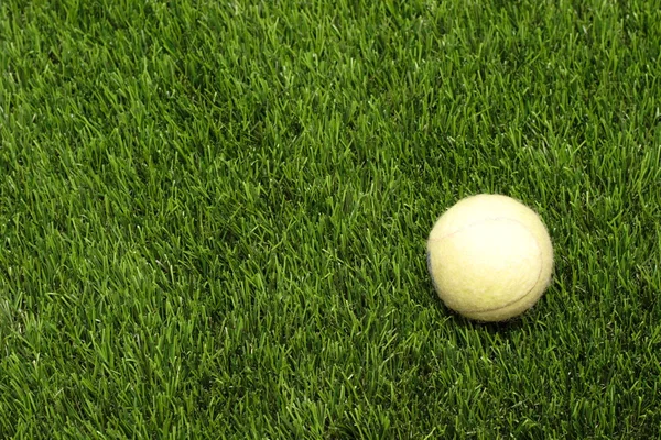 Grass and tennis ball — Stock Photo, Image