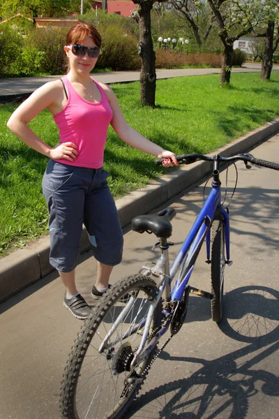 若い女性の運転サイクル — ストック写真