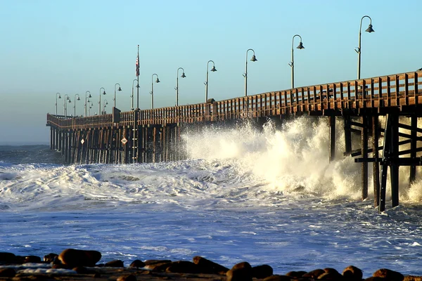 Cais de tempestade de ondas oceânicas — Fotografia de Stock