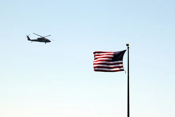 Hélicoptère drapeau américain — Photo