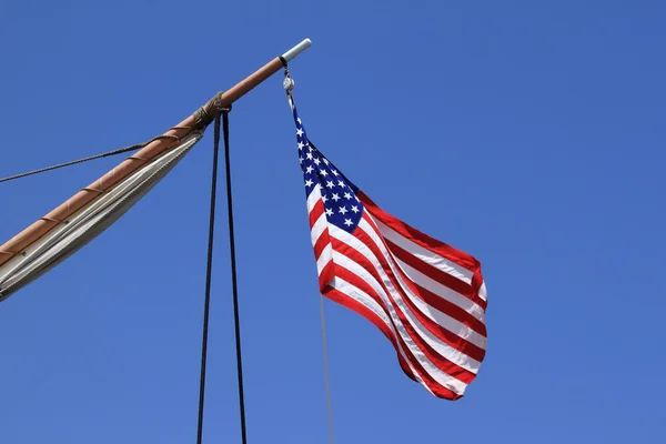 Flaga USA wypłynięcia statku — Zdjęcie stockowe