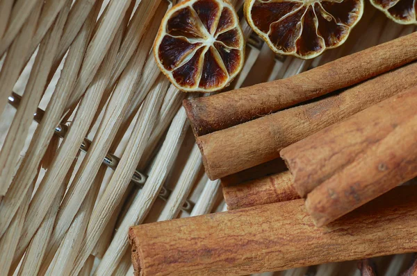 Cinnamon sticks with lemon — Stock Photo, Image