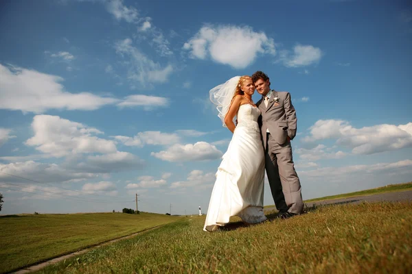 Timide omhelzing huwelijksreis — Stockfoto