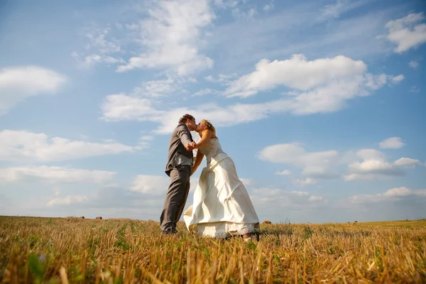 Timide omhelzing huwelijksreis — Stockfoto